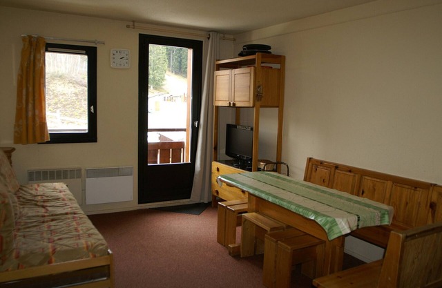 2-room cabin at the foot of the slopes with balcony and ski locker