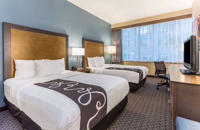 2 Spacious Rooms with 2 Queen Beds Near Magnificent Mile