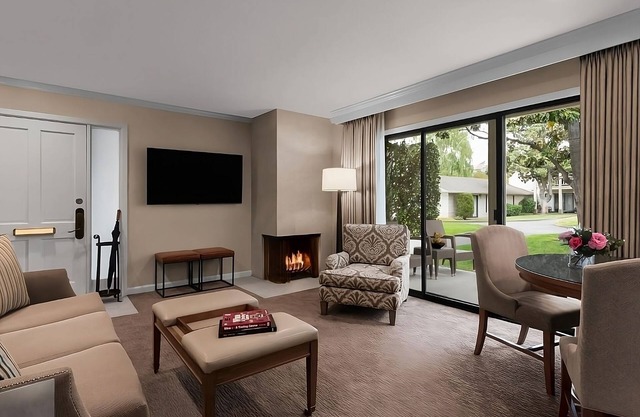 2 Spacious Suites Close to Napa Valley Wine Train! Pool, Onsite Golf Course!