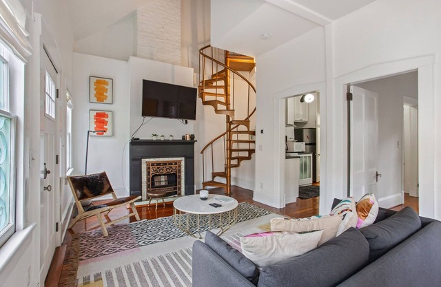 2-Story Carriage House on Forsyth Park!