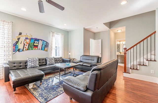 2 Story Large Apartment | 5 min to Downtown