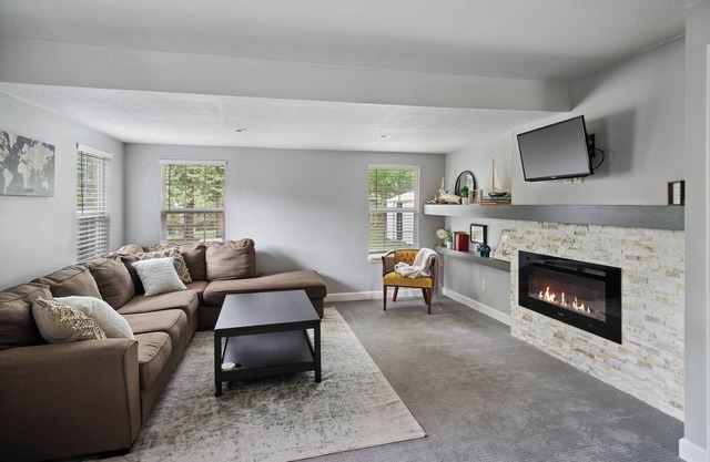 ★2 Story Near Plaza/Westport/KU Med, King Bed, Garage Parking★