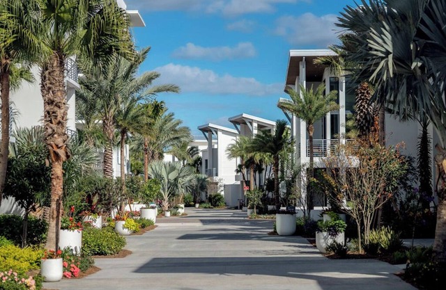 2-Story Walk Up Flat with a Garden View in Orlando, FL near Disney!