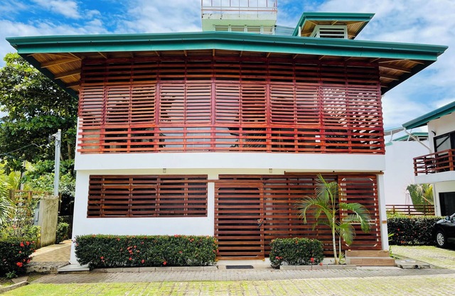 2-Suite Villa, 200 Meters from Quiet Beach, Fast Internet, Pool, Parking
