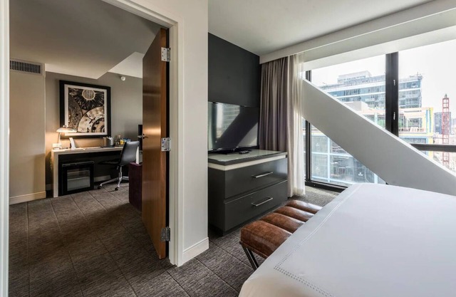 2 Suites with Rooftop Lounge & Beautiful Views of Chicago Skyline