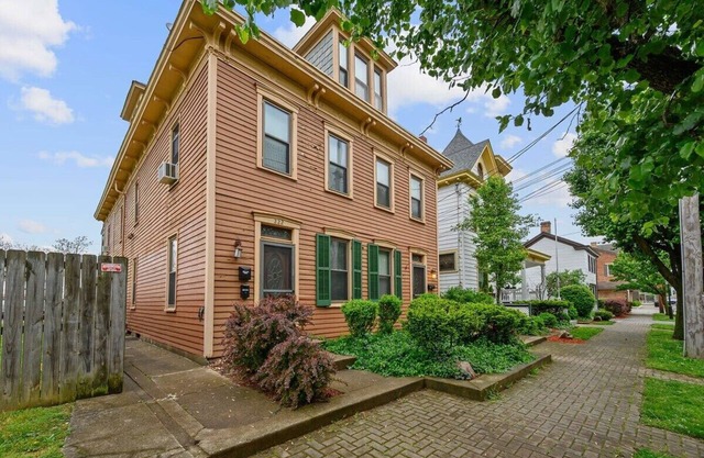 2 Townhouses w/ Backyard, Near Spooky Nook & River