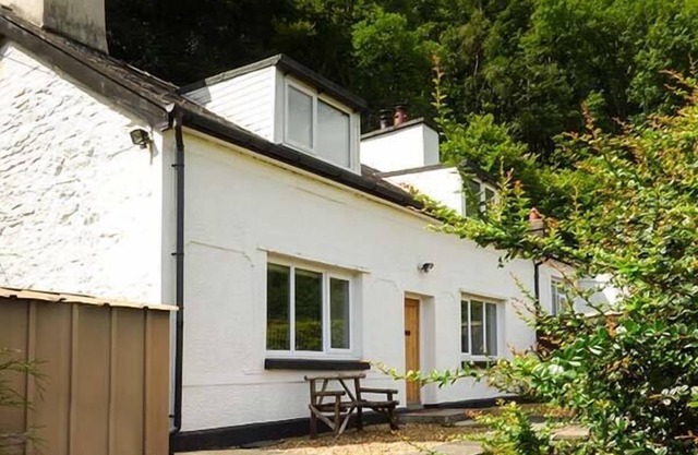 2 YSGUBOR GERRIG, family friendly, with open fire in Trefriw