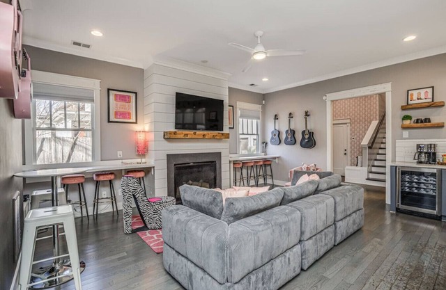 20 Bed Luxury 12 South Bachelorette Pad