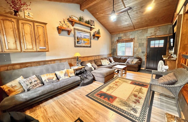🌲20 Min to Yellowstone, High Speed Fiber, Hot tub, Fire Pit, Play Structure.