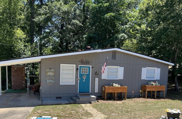 20 Star Hospitality with 20 Star decor & COZINESS! Located 5mins from FT Moore!