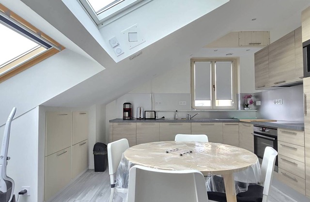 200 - Very nice apartment close to shops