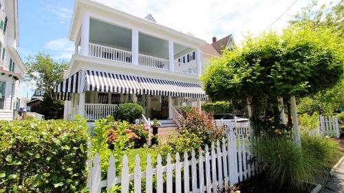 207 Howard Street - The "Schapteau"