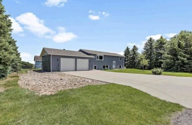 20min from Sturgis! Great home for sturgis rally couples! Room for trailer/bikes