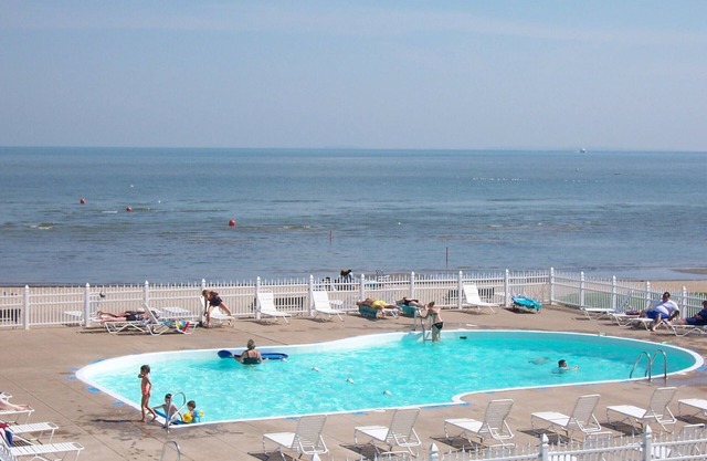 212-F Waterfront: 1 BR Slpees 6