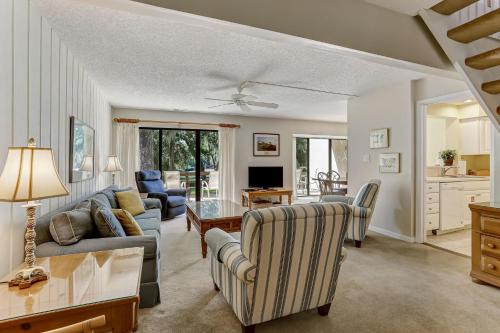 2135 Beachwood