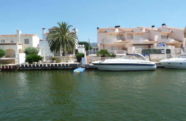 214-Nice fisher house and canal's view
