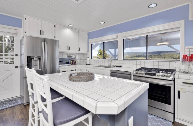 2173-north Shore Chalet 4 Bedroom Home by RedAwning