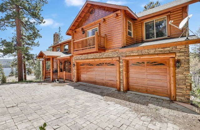 2261-cozy Lakeview Hideaway 4 Bedroom Chalet by RedAwning