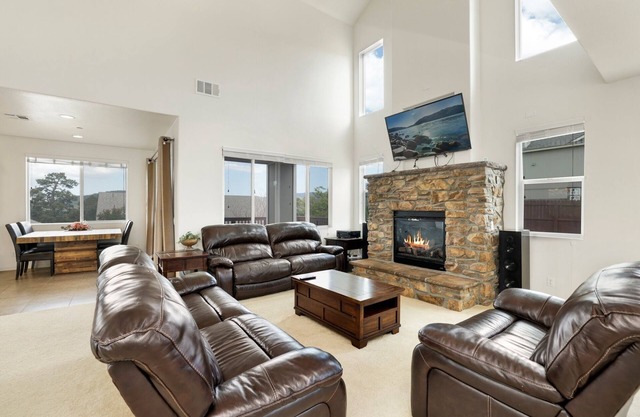2309-maple Mountain Bliss 3 Bedroom Chalet by RedAwning