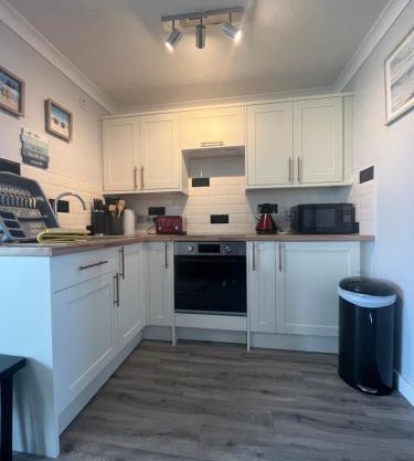 246, Belle Aire, Hemsby - Two bed recently renovated chalet, sleeps 5, free Wi-Fi, pet friendly, bed linen and towels included with onsite entertainment