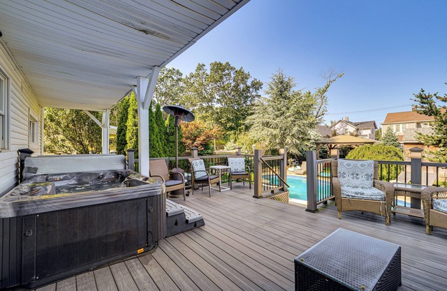 25 Mi to Powder Ridge Mtn Park: Home w/Hot Tub!