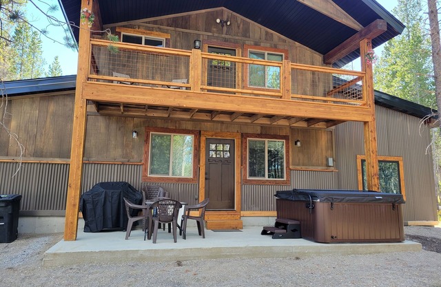 25 min to Yellowstone! Hot Tub! WiFi! Fire pit! BBQ Grill! Perfect get away!