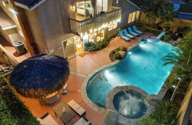 2500 sqft 4-Bedroom House w/Pool, Hot Tub, King Bed, Garage