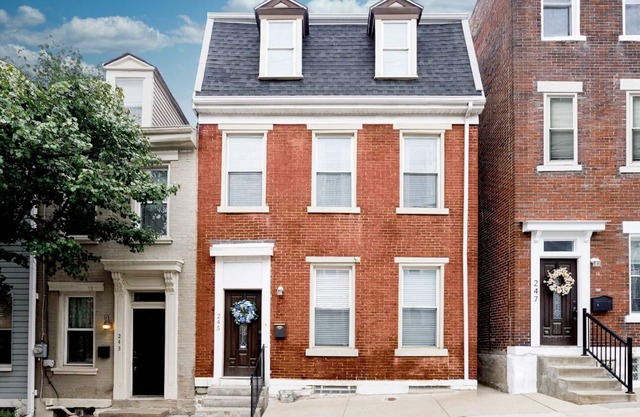 2600 sq ft - Prime Location - Rooftop Deck with City Views - King Size Beds
