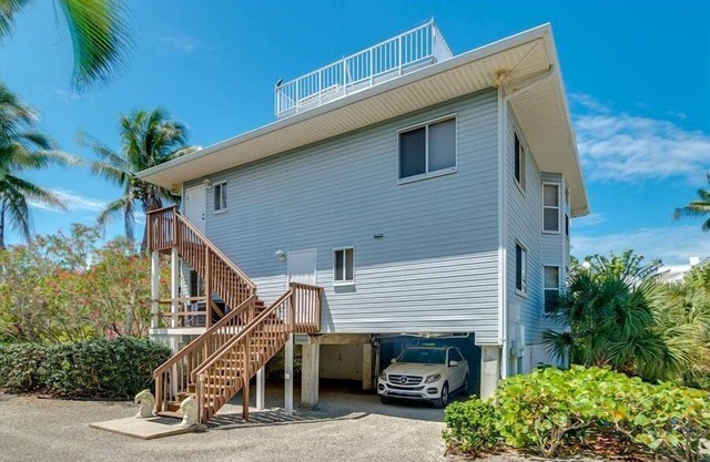 2740 Shore Ln - 1 block to the peach - Pet Friendly! Large Home