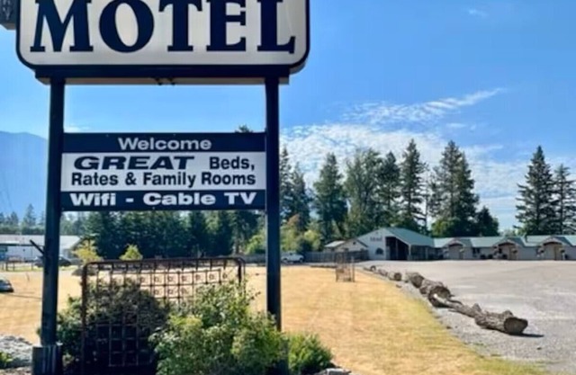 29- TWO QUEEN BEDS in Charming hotel in C. Falls with WiFi, AC, 20 mi to GNP