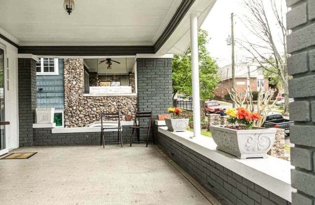 29th Street Trendy Lakeview Craftsman 8