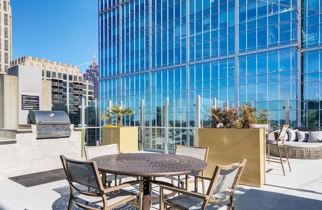 2B Midtown condo including a King Bed w/ View Free Parking