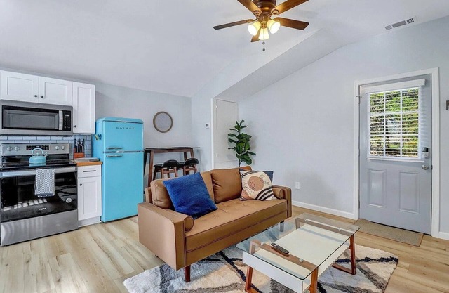 2bd/1ba Cottage * Renovated * Dogs Welcome * Cottage in Savannah * 30+ day stay