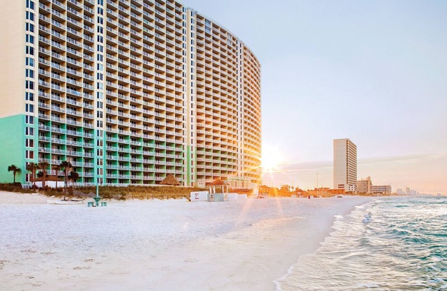 2BD/Panama City Beach - Oceanfront View with Full Kitchen, Pools, Bar, and More!