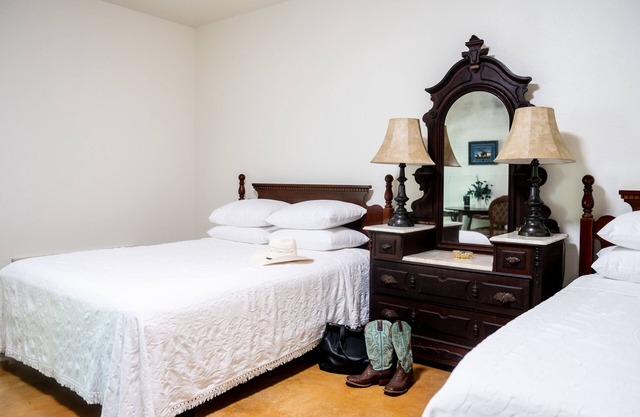 2bd2ba - King+Double Suite Combo - Horse Oasis - Oak Trees - 10min to Round Top