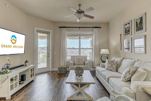 2BDR Condo for 4 with Pool Hot Tub & View of Marina