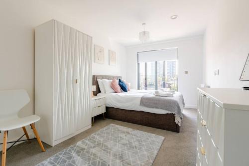 2Bed 2Bath Private Balcony, Relaxing Waterfront View Apt, Parking FREE WiFi 10mins Media City, Salford Quays, Old Trafford, City Centre