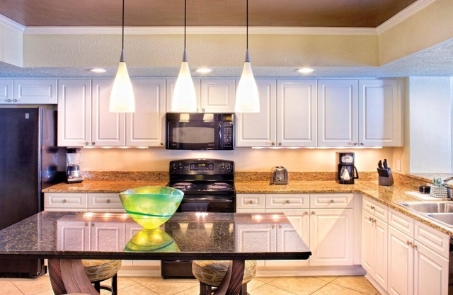 2Bed/2Bath Room in Paradise! Guaranteed Beach View from Balcony!