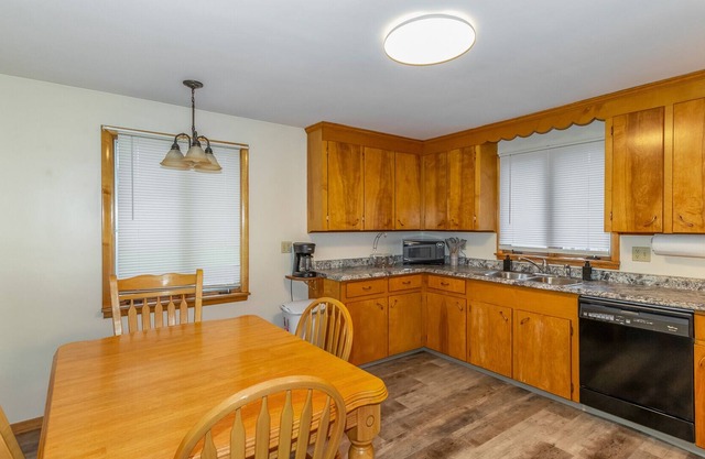 2br 2bath apt with a game room & full bar near HOF!!
