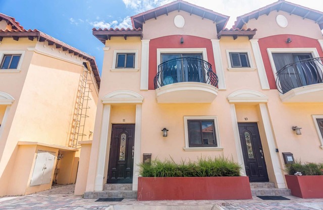2BR 3BA ~ GYM ~ Pools ~ 24/7 Security ~ Restaurant