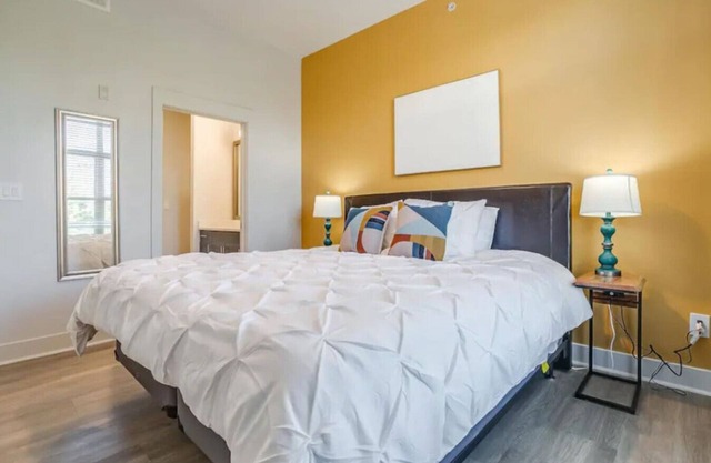 2Br Apt with Pool, Gym, and Free Parking