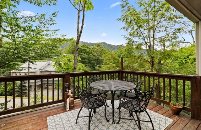 2BR Condo Sleeps 4 Skiing BIG Views Wildlife