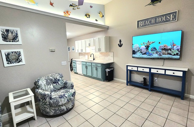2Br Duplex, quiet & newly updated. Sleeps 6. Near beach & lagoon boat launch.