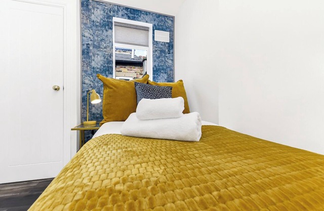 2BR Gem and a Tranquil Haven in Fulham