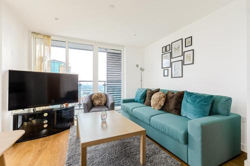 2BR Gem with Balcony 5 min Stratford Station