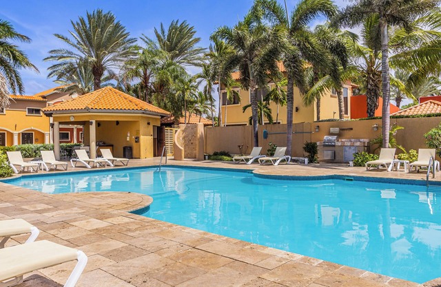 2BR Gold Coast Townhome w/Balcony! BBQ GRILL!