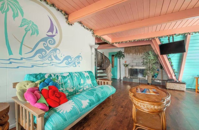 2BR Hawaiian Beach Villa - Walk to Beach - Pet-Friendly, Sleeps 7