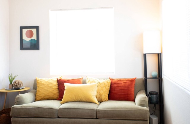 2BR in Quiet Menlo Park. Close to downtown and I-10. Fully stocked kitchen.