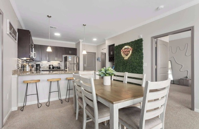 2BR+KingBeds|Mins to DT KC|Shops|Great Amenities!