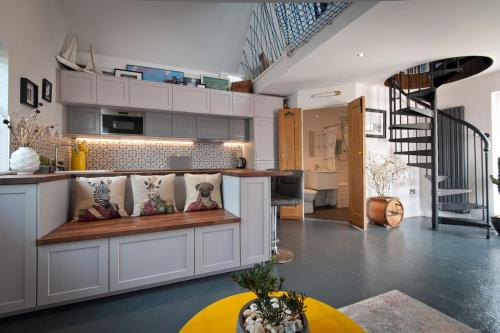 2BR Modern Designer Guesthouse